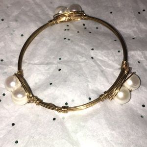 Goldstone and pearl(simulated)